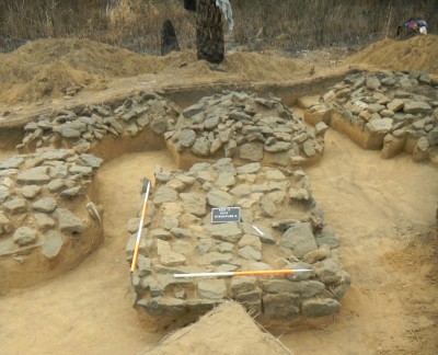 Figure 3. The Kindoki cemetery: foreground, tomb 9 (male, 40–60 years old); left, tombs 4 (male, unknown age) and 6 (male, 7 years old); above, tomb 5 (male, 20–40 years old); right, tomb 8 (female, 40–60 years old).